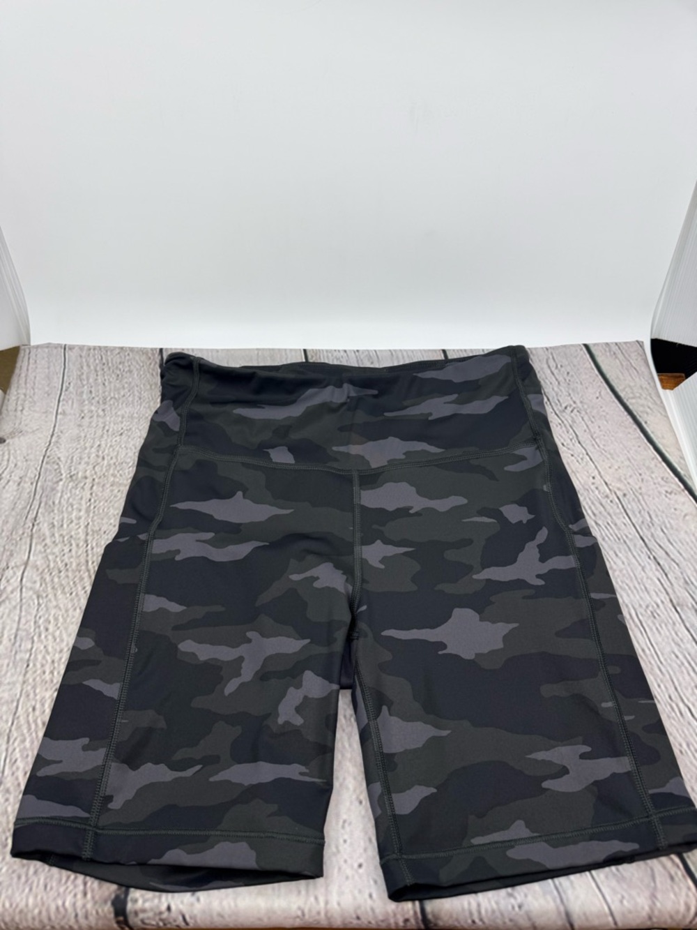 ✨ATHLETA Ultimate Stash II 7" Shorts, size M.